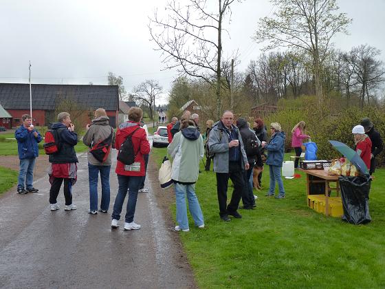 <b>20100509. Postrånevandringen</b><br>Längd: 12 km. I år var det ca. 500 personer som vandrade från Östra Karup till 
	Margretetorp till minne av postrånet på åsen 1757….om det nu var ett rån???
	Det finns historier från den tiden som pekar på att man skulle ha arrangerat det hela till att se ut som ett rån, hela sanningen lär vi aldrig få reda på.<br>
	Den första biten från Östra Karup bestod av en lång och ganska brant backe där man, om man var smart, tog det lugnt så att man hade krafter kvar för de resterande 
	10 kilometrarna uppe på åsen. På krönet fick vi sedan det första energitillskottet(russin) och sedan var det tätt med mat och/eller vätskekontroller hela vägen till Margretetorp.<br>
	Naturligtvis blev vi ju också rånade under vägen men det var ganska snälla rånare som nöjde sig med en ”grindslant” för att vi skulle få fortsätta vår färd.
	Som tack för grindslanten kunde vi lite senare njuta av skön strängmusik, nybryggt kaffe och ”goa kagor” Sedan var det bara backen ner till målet i Margretetorp där vi 
	fick sista kalorikicken i form av glass….en del hade nog hellre tagit en tallrik varm soppa denna gråkalla söndag där regnmolnen till och från släppte ifrån sig några droppar.<br>
	Text och bild: Kjell Fjellsén